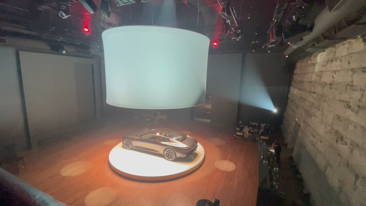 Voiture Audi révélée sous un cylindre lumineux