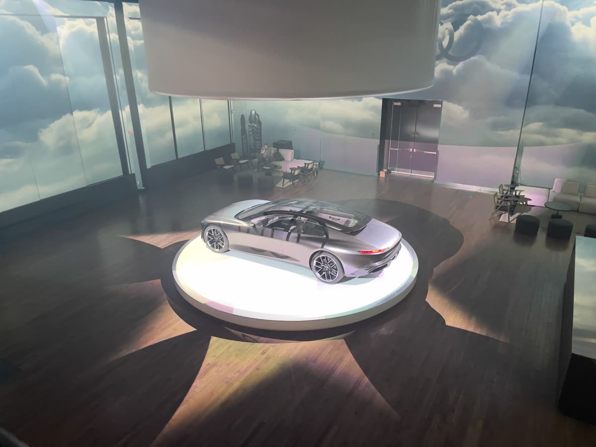 Voiture Audi sur un socle circulaire éclairé lors d'un dévoilement