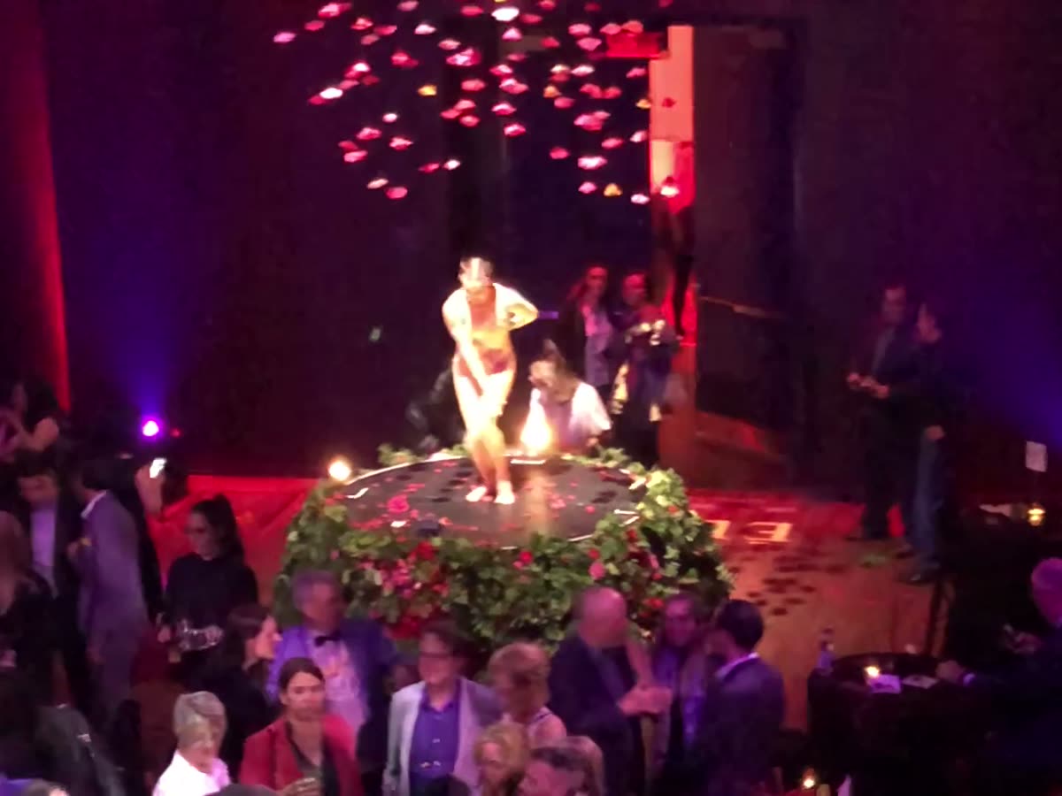 Acrobate en scène dans une salle éclairée de rouge et de violet