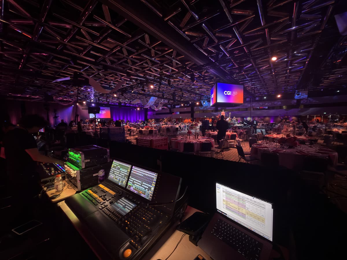 Console grandMA et salle de gala du Palais des congrès en préparation