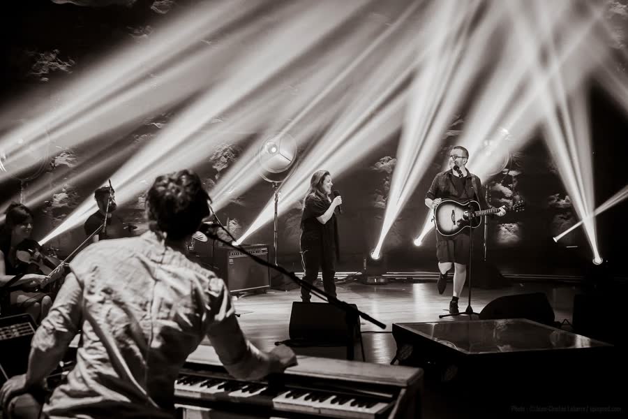 Vue de scène en noir et blanc, faisceaux traversant le haze