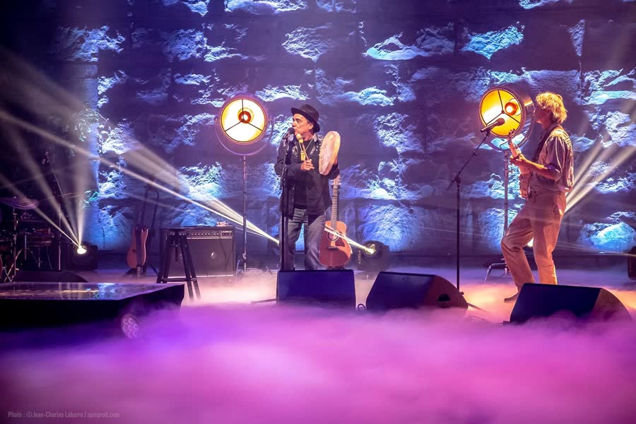 Duo dans une brume rose et violette